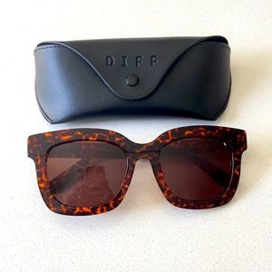 Like-New Diff Carson Sunglasses